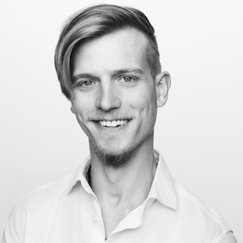Porträt von Maximilian Sonnleitner mit hellem Hemd und seitlich frisiertem Haar, lächelnd – professionelles Businessfoto vor hellem Hintergrund